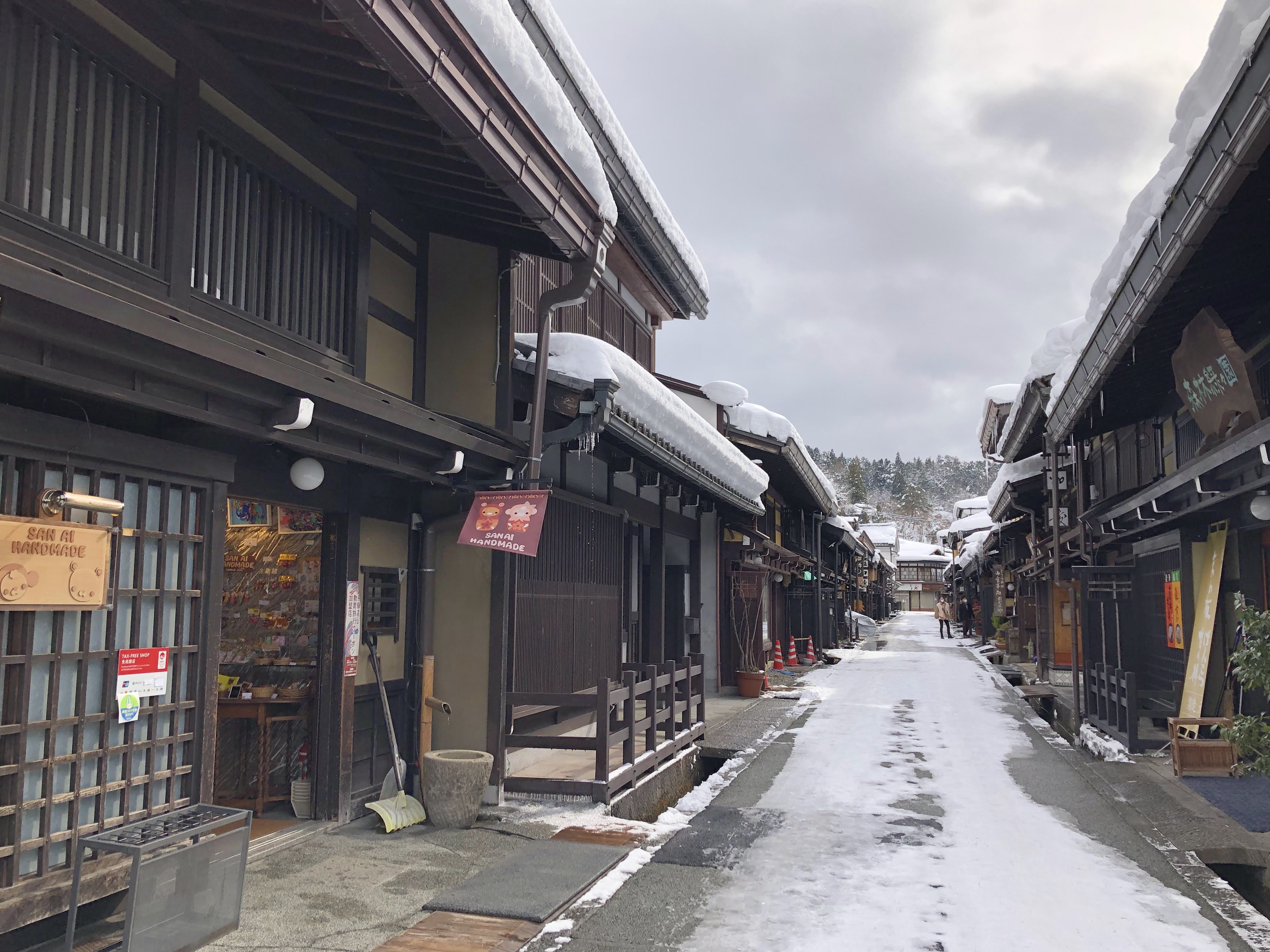 Cherry Tomato. 4 Hours Charter Transfer Within The City. Takayama City (with Invisible Tour Guide Service On Demand)
