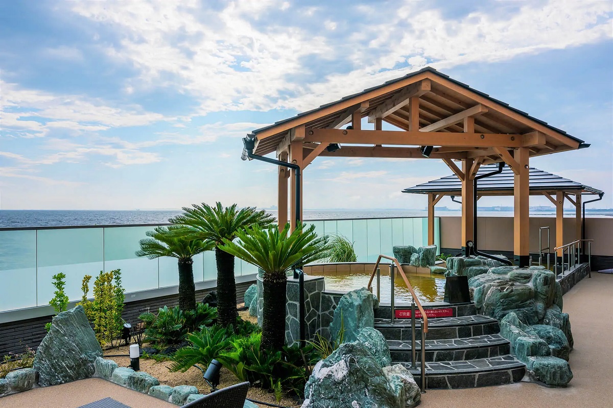 Cherry Tomato. 4 Hours Charter Transfer Within The City. Makuhari Area (with Invisible Tour Guide Service On Demand)